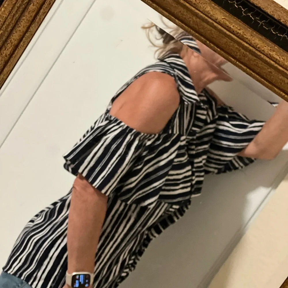 Super SUPER cute cut-out top! - Picture 5 of 5